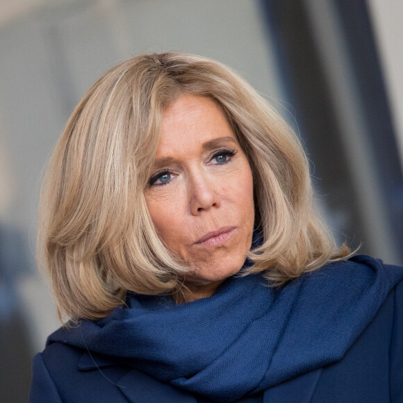 Brigitte Macron accueille les participants à la réunion du conseil consultatif pour l'égalité entre les femmes et les hommes au palais de l'Elysée à Paris, le 19 février 2019.