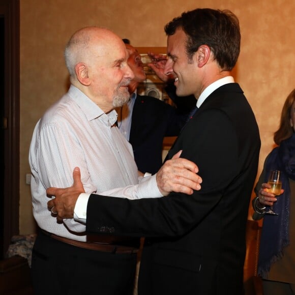 Exclusif - Michel Bouquet, le président de la République française Emmanuel Macron et Nicole Calfan dans les loges après la représentation - Le président de la République française et sa femme à une représentation de la pièce de théâtre "Le Tartuffe" au théâtre de La Porte Saint-Martin à Paris, France, le 14 octobre 2017. © Sébastien Valiela/Bestimage