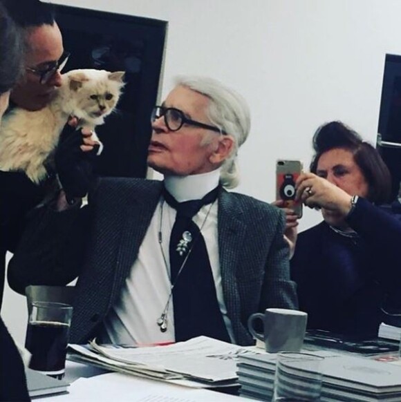 Karl Lagerfeld et sa chatte, Choupette, dans les bras de sa gouvernante Françoise.