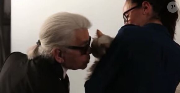 Karl Lagerfeld et sa chatte, Choupette dans les bras de sa gouvernante Françoise.