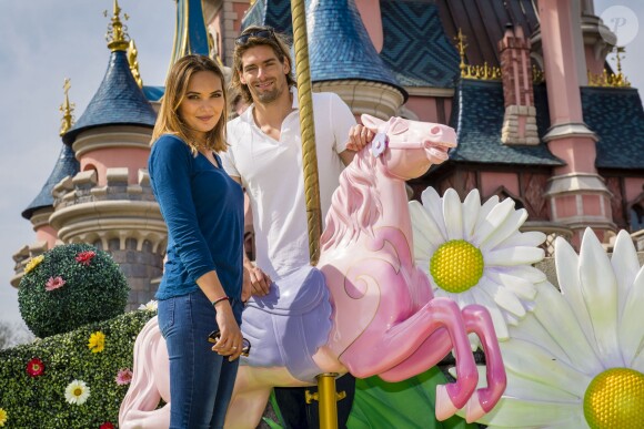 Camille Lacourt et Valérie Bègue à Disneyland paris le 12 avril 2015.