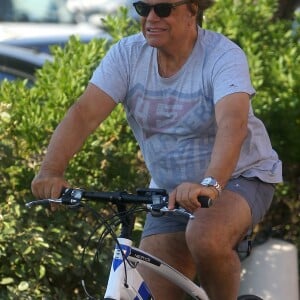 Exclusif - Bernard Tapie fait du vélo dans les rues de Saint-Tropez, France, le 29 juillet 2016. © Agence/Bestimage