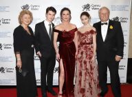 Catherine Zeta-Jones en robe échancrée devant ses parents et ses 2 enfants