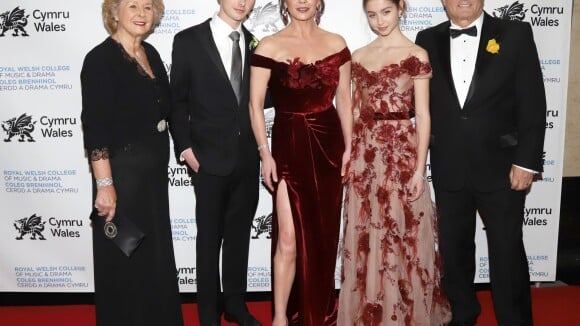Catherine Zeta-Jones en robe échancrée devant ses parents et ses 2 enfants