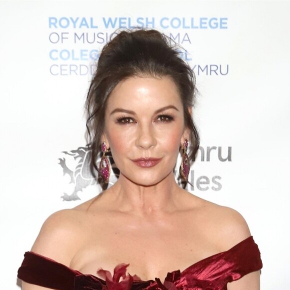 Catherine Zeta-Jones (robe Marchesa) - Catherine Zeta-Jones reçoit son diplôme du Royal Welsh College of Music and Drama à New York, le 1er mars 2019