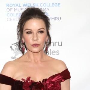 Catherine Zeta-Jones (robe Marchesa) - Catherine Zeta-Jones reçoit son diplôme du Royal Welsh College of Music and Drama à New York, le 1er mars 2019