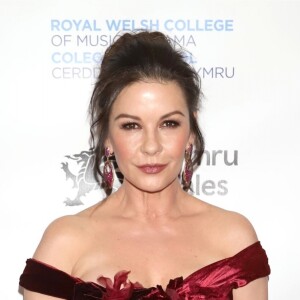 Catherine Zeta-Jones (robe Marchesa) - Catherine Zeta-Jones reçoit son diplôme du Royal Welsh College of Music and Drama à New York, le 1er mars 2019