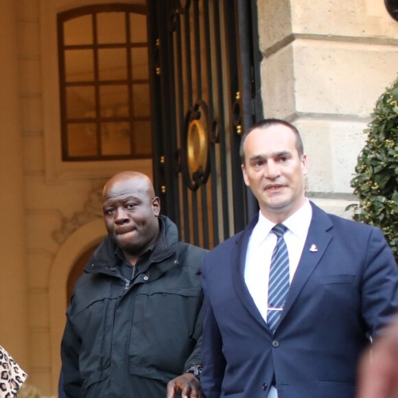 Kim Kardashian porte une combinaison, des chaussures et un manteau léopard ALAÏA à la sortie de l'hôtel Ritz. Paris, le 5 mars 2019.