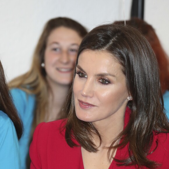 La reine Letizia d'Espagne (tailleur pantalon Roberto Torretta) lors de la cérémonie de proclamation des lauréats du Prix social de la Fondation Princesse de Gérone, le 6 mars 2019 à Caceres.