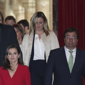 La reine Letizia d'Espagne (tailleur pantalon Roberto Torretta) lors de la cérémonie de proclamation des lauréats du Prix social de la Fondation Princesse de Gérone, le 6 mars 2019 à Caceres.