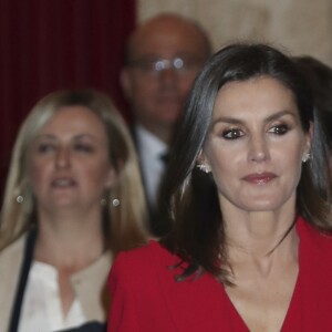 La reine Letizia d'Espagne (tailleur pantalon Roberto Torretta) lors de la cérémonie de proclamation des lauréats du Prix social de la Fondation Princesse de Gérone, le 6 mars 2019 à Caceres.