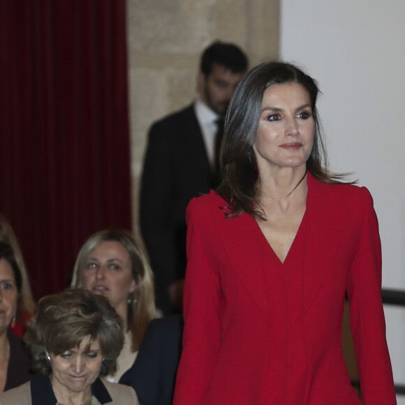 La reine Letizia d'Espagne (tailleur pantalon Roberto Torretta) lors de la cérémonie de proclamation des lauréats du Prix social de la Fondation Princesse de Gérone, le 6 mars 2019 à Caceres.