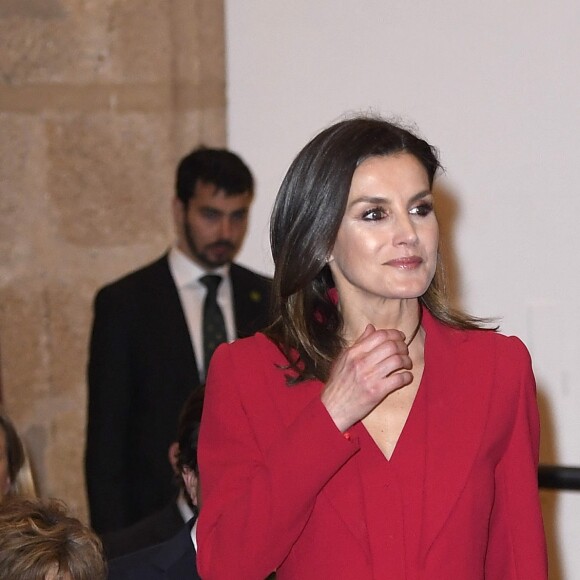 La reine Letizia d'Espagne (tailleur pantalon Roberto Torretta) lors de la proclamation des lauréats du Prix social de la Fondation Princesse de Gérone, le 6 mars 2019 à Caceres.