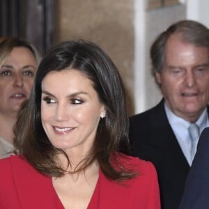 La reine Letizia d'Espagne (tailleur pantalon Roberto Torretta) lors de la proclamation des lauréats du Prix social de la Fondation Princesse de Gérone, le 6 mars 2019 à Caceres.