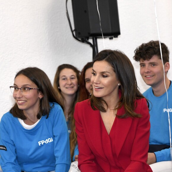 La reine Letizia d'Espagne (tailleur pantalon Roberto Torretta) lors de la proclamation des lauréats du Prix social de la Fondation Princesse de Gérone, le 6 mars 2019 à Caceres.