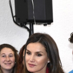 La reine Letizia d'Espagne (tailleur pantalon Roberto Torretta) lors de la proclamation des lauréats du Prix social de la Fondation Princesse de Gérone, le 6 mars 2019 à Caceres.