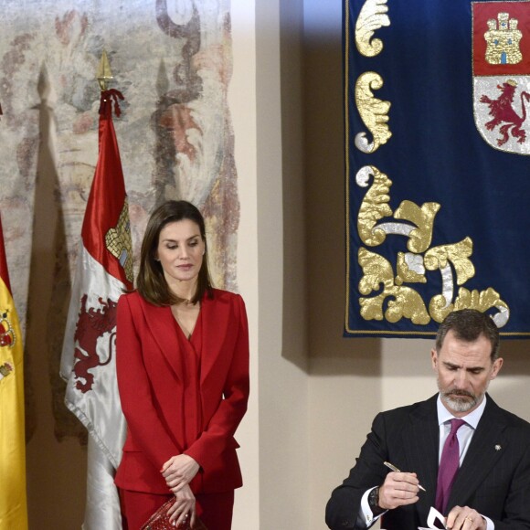 Le roi Felipe VI et la reine Letizia d'Espagne lors de la réception pour le 500ème anniversaire de l'expédition autour du monde de Magellan et Faleiro, à Valladolid. Le 22 mars 2018  Queen Letizia and King Felipe visit the 'Miguel Delibes' Cultural Center as a part of the commemorations of the V Centenary of Fernando de Magallanes and Sebastian Elcano first round the world tour. Valladolid-March 22, 201822/03/2018 - Valladolid