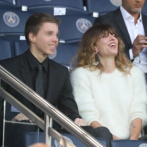 Lou Doillon et son fils Marlowe dans les tribunes lors du match de Ligue 1 "PSG - Rennes" au Parc des Princes à Paris, le 12 mai 2018.