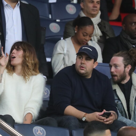 Lou Doillon et son fils Marlowe, Artus, dans les tribunes lors du match de Ligue 1 "PSG - Rennes" au Parc des Princes à Paris, le 12 mai 2018.