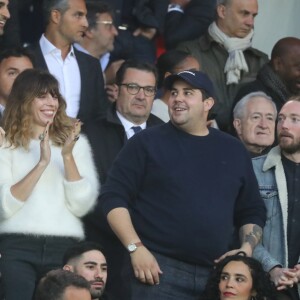 Lou Doillon et son fils Marlowe, Artus, Bruce Toussaint, Aïda Touihri, dans les tribunes lors du match de Ligue 1 "PSG - Rennes" au Parc des Princes à Paris, le 12 mai 2018.