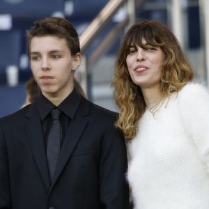 Lou Doillon et son fils Marlowe dans les tribunes lors du match de Ligue 1 "PSG - Rennes" au Parc des Princes à Paris, le 12 mai 2018. © Marc Ausset-Lacroix/Bestimage