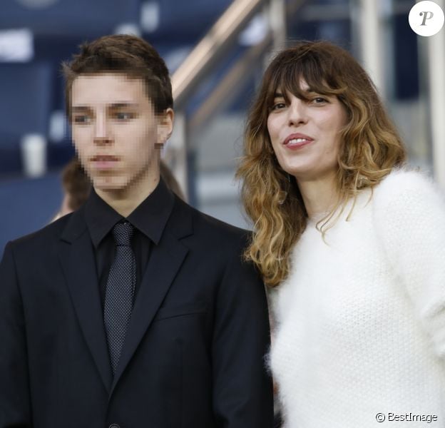 Lou Doillon et son fils Marlowe dans les tribunes lors du match de Ligue 1 "PSG - Rennes" au Parc des Princes à Paris, le 12 mai 2018. © Marc Ausset-Lacroix/Bestimage