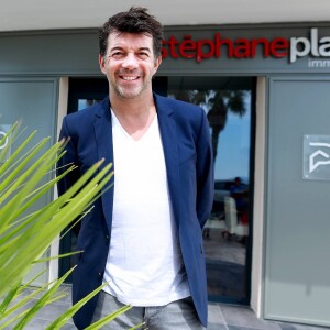 Stéphane Plaza pose devant sa nouvelle agence immobilière à Six-Fours, le 1er août 2015.