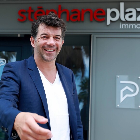 Stéphane Plaza pose devant sa nouvelle agence immobilière à Six-Fours, le 1er août 2015.