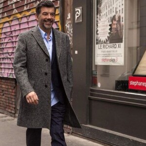 Stéphane Plaza dans les rues de Paris, devant l'une de ses agences. Instagram, le 6 février 2019.