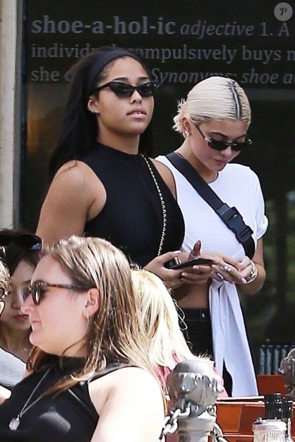 Kylie Jenner et son amie Jordyn Woods font du shopping à Los Angeles, le 7 octobre 2018.