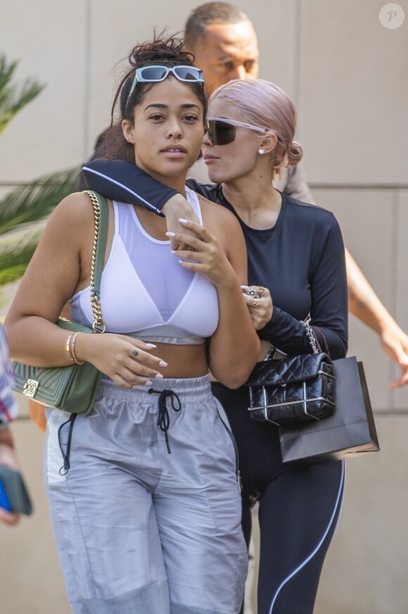 Exclusif - Kylie Jenner est allée faire du shopping avec sa meilleure amie Jordyn Woods avant de repartir au volant de sa Lamborghini à Calabasas, le 24 septembre 2018.