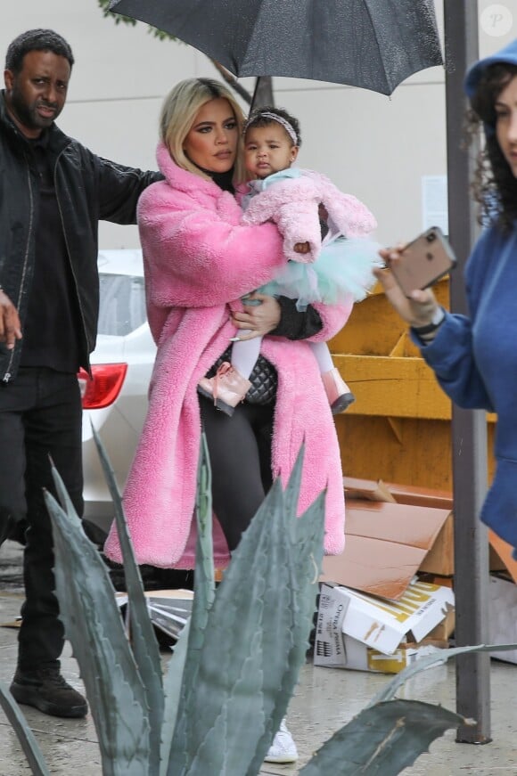 Exclusif - Khloe Kardashian est allée déjeuner avec sa fille True à Calabasas. Le 2 mars 2019.