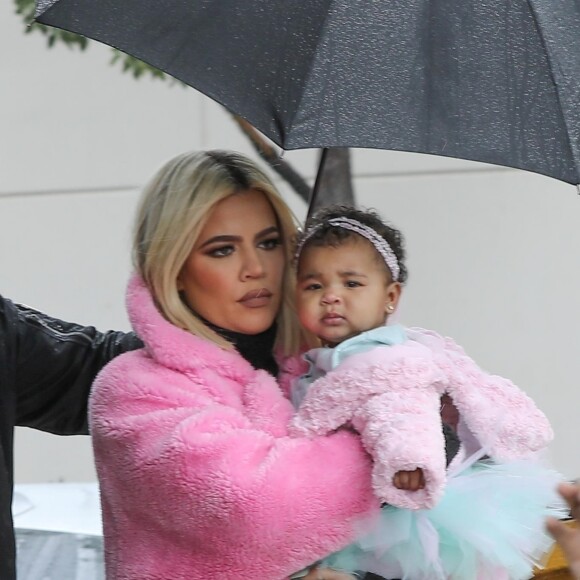 Exclusif - Khloe Kardashian est allée déjeuner avec sa fille True à Calabasas. Le 2 mars 2019.