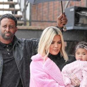 Exclusif - Khloe Kardashian est allée déjeuner avec sa fille True à Calabasas. Le 2 mars 2019.