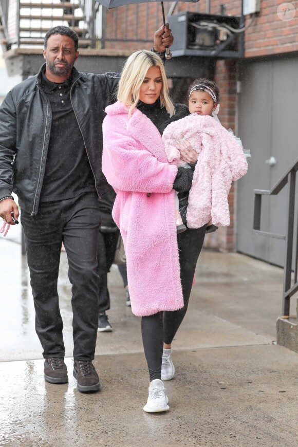 Exclusif - Khloe Kardashian est allée déjeuner avec sa fille True à Calabasas. Le 2 mars 2019.