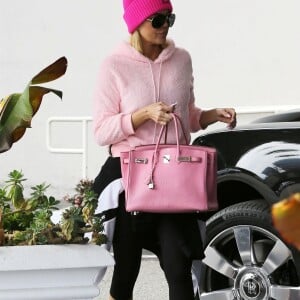 Exclusif - Khloe Kardashian arbore un total look rose à son arrivée dans un salon de beauté à Beverly Hills, le 27 février 2019.