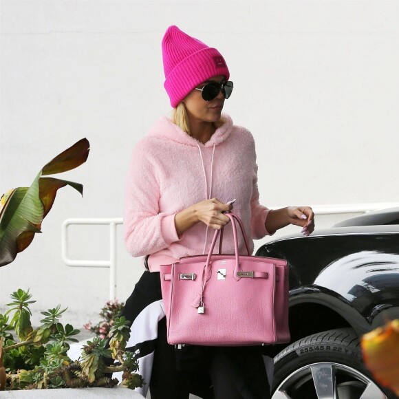 Exclusif - Khloe Kardashian arbore un total look rose à son arrivée dans un salon de beauté à Beverly Hills, le 27 février 2019.