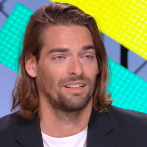 Camille Lacourt venu présenter son livre "Cinquante nuances de bleu" dans "Quotidien" (TMC) le 8 mars 2019.