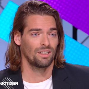 Camille Lacourt venu présenter son livre "Cinquante nuances de bleu" dans "Quotidien" (TMC) le 8 mars 2019.