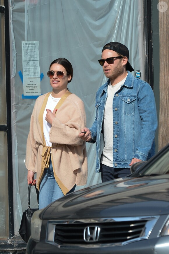 Exclusif - Lea Michele et son fiancé Zandy Reich se promènent dans les rues de Los Angeles, le 17 novembre 2018.