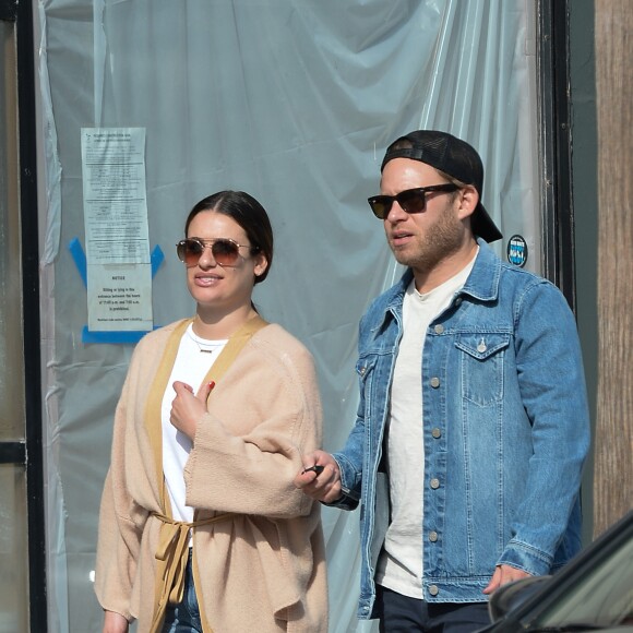 Exclusif - Lea Michele et son fiancé Zandy Reich se promènent dans les rues de Los Angeles, le 17 novembre 2018.