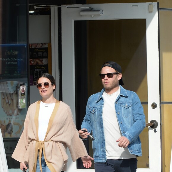 Exclusif - Lea Michele et son fiancé Zandy Reich se promènent dans les rues de Los Angeles, le 17 novembre 2018.
