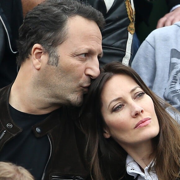 Arthur (Jacques Essebag) et sa compagne Mareva Galanter dans les tribunes de la finale homme des internationaux de France de Roland Garros à Paris le 5 juin 2016. © Moreau-Jacovides / Bestimage