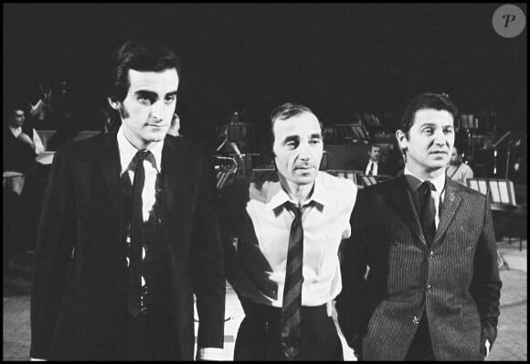 Dick Rivers, au début de sa carrière, et Charles Aznavour lors d'une émission télé.
