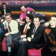 Coluche avec Eve Ruggieri, Dick Rivers, Dominique Baudis, Michel Drucker, Michel Rocard, Valérie Kaprisky et Patrice Devret aux Restos du coeur en 1985.