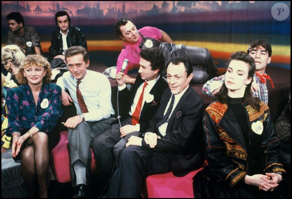 Coluche avec Eve Ruggieri, Dick Rivers, Dominique Baudis, Michel Drucker, Michel Rocard, Valérie Kaprisky et Patrice Devret aux Restos du coeur en 1985.
