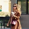Exclusif - Jessica Alba est allée acheter un café à emporter dans les rues de Palm Springs. Le 18 novembre 2018