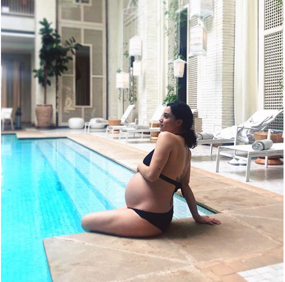 Honorine Magnier, enceinte, à la piscine - Marrakech, 9 mars 2019