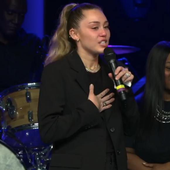 Miley Cyrus et son père Billy Ray rendent hommage à la chanteuse et candidate de "The Voice", Janice Freeman, le 18 mars 2019.