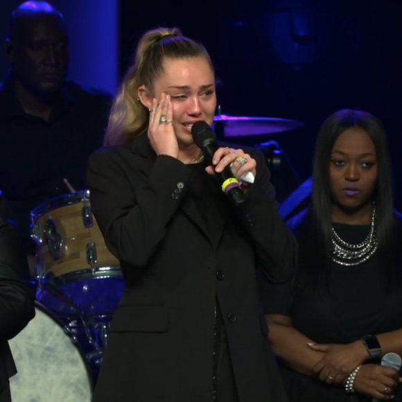 Miley Cyrus et son père Billy Ray rendent hommage à la chanteuse et candidate de "The Voice", Janice Freeman, le 18 mars 2019.